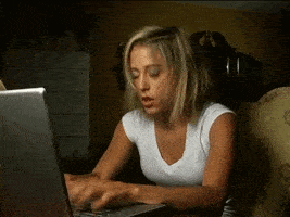 Mujer buscando información en un ordenador con expresión agitada.