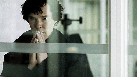 actor Benedict Cumberbatch juntando las manos para pensar