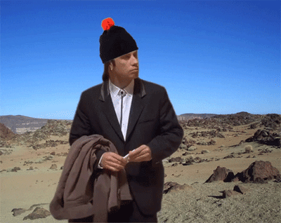 hombre en medio del desierto sorprendido