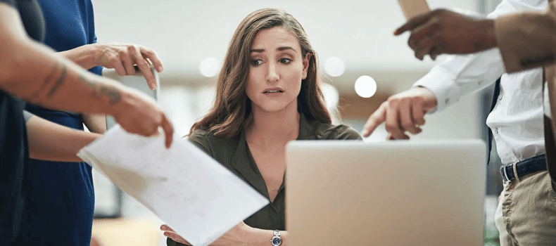 mujer estresada trabajo en la empresa