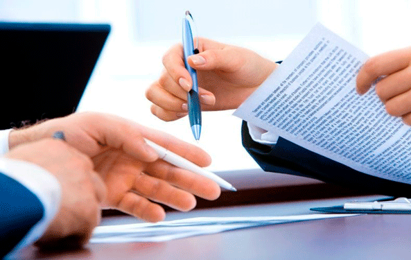 persona firmando un contrato